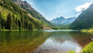 山间湖水